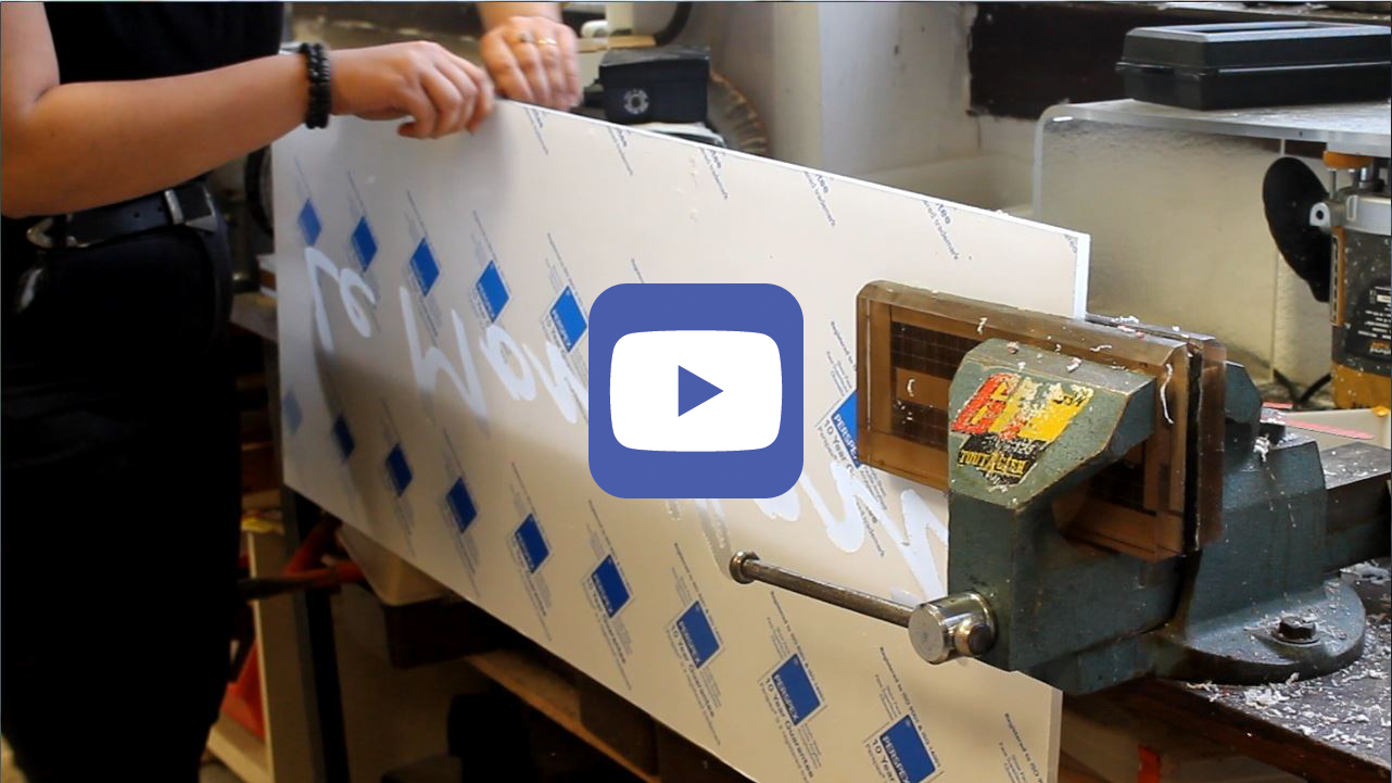 photo de couverture grattage des tranches de la plaque en plexi pour le processus